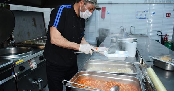 DAÜ’den Yurtta Kalan Öğrencilere Her Gün Ücretsiz Yemek Servisi